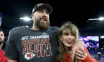 Taylor Swift chạy thẳng xuống sân bóng chúc mừng bạn trai, khán giả lo ngại một điều
