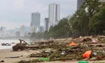 Bờ biển Nha Trang ngập rác sau mưa lũ