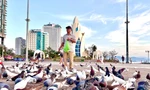 'Bảo mẫu' nuôi chim bồ câu ở Quảng trường 2/4 Nha Trang