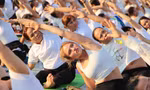 Hơn 1.000 người đồng diễn yoga bên bờ biển Nha Trang