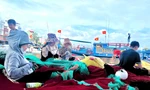 Mùa vá lưới thuê của phụ nữ miền biển Khánh Hòa