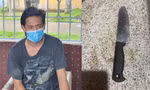 Dùng dao chém công an khi bị phát hiện trèo rào vào nhà bạn gái trong khu phong toả