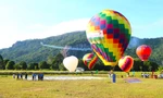 Người miền Tây đổ xô ngắm khinh khí cầu đa sắc dưới chân Phụng Hoàng Sơn