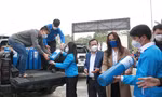 Các đại biểu vận chuyển bình Oxy đến các trạm ATM Oxy