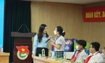 Chị Nguyễn Phạm Duy Trang, Bí thư T.Ư Đoàn, Chủ tịch Hội đồng Đội T.Ư trò chuyện với các em thiếu nhi tại chương trình