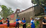 Thanh niên tình nguyện lăn xả vào vùng lũ hỗ trợ người dân