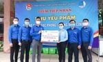 Chị Nguyễn Phạm Duy Trang, Trưởng ban Công tác Thiếu nhi T.Ư Đoàn, Phó Chủ tịch thường trực Hội đồng Đội T.Ư trao tặng bảng tượng trưng Hỗ trợ phòng, chống COVID-19 cho tỉnh Bắc Giang gồm nhu yếu phẩm, với tổng trị giá gần 303 triệu đồng.