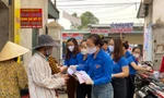 Đoàn viên thanh niên tham gia phát khẩu trang, tuyên truyền người dân phòng chống dịch COVID -19