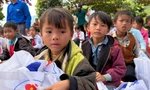 Mang mùa đông ấm đến với học sinh Bản Mo