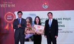 Bí thư thường trực T.Ư Đoàn Bùi Quang Huy (bên trái) trao giải Nhất cho thí sinh Bùi Mai Anh.
