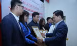  Bí thư thứ nhất T.Ư Đoàn Nguyễn Anh Tuấn tặng bằng khen cho các thành viên điều hành Mạng lưới thầy thuốc đồng hành Hà Nội. Ảnh: Lâm Đăng Hải