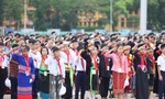 Đại biểu thiếu nhi 54 dân tộc báo công dâng Bác