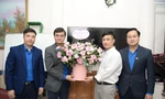 Bí thư thường trực T.Ư Đoàn Bùi Quang Huy (thứ hai từ trái qua) tặng hoa, chúc mừng thầy giáo Nguyễn Hồng Hải, nhân Ngày Nhà giáo Việt Nam 20/11. Ảnh: Dương Triều