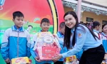 Tặng quà cho thiếu nhi đón Tết yêu thương