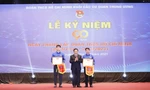 Ông Nguyễn Xuân Thắng, Ủy viên Bộ Chính trị, Giám đốc Học viện Chính trị Quốc gia Hồ Chí Minh, Chủ tịch Hội đồng lý luận T.Ư trao giải thưởng cho 2 chi đoàn mạnh toàn quốc.