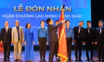 Anh Nguyễn Anh Tuấn, Uỷ viên T.Ư Đảng, Bí thư thứ nhất T.Ư Đoàn, Chủ tịch Hội LHTN Việt Nam trao Huân chương Lao động hạng Nhất cho Đoàn Trường ĐH Kinh tế Quốc dân