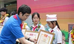 Anh Bùi Quang Huy, Ủy viên dự khuyết Ban T.Ư Đảng, Bí thư thường trực T.Ư Đoàn trao giải thưởng Kim Đồng cho các em đội viên và cán bộ chỉ huy Đội xuất sắc