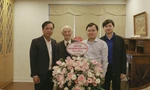 Bí thư thứ nhất T.Ư Đoàn Nguyễn Anh Tuấn (thứ 2, từ phải sang) tặng hoa chúc mừng GS Nguyễn Kim Đính. Ảnh: Bảo Anh