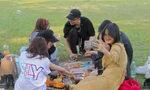 Trải nghiệm với những bữa tiệc dã ngoại ngoài trời tại công viên Yên Sở. Ảnh: Phương Thảo