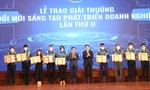 Anh Nguyễn Anh Tuấn, Ủy viên T.Ư Đảng, Bí thư thứ nhất T.Ư Đoàn; ông Nguyễn Long Hải, Ủy viên dự khuyết T.Ư Đảng, Bí thư Đảng ủy Khối doanh nghiệp T.Ư trao giải thưởng “Đổi mới, sáng tạo phát triển doanh nghiệp” lần thứ II năm 2021.
