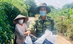 Ông Nguyễn Văn Hải cư dân “xóm phao” bãi giữa sông Hồng (phường Ngọc Thụy, Long Biên, Hà Nội) chở gạo và nhu yếu phẩm từ siêu thị 0 đồng.