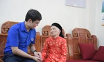  Bí thư thứ nhất T.Ư Đoàn thăm, tặng quà Mẹ Việt Nam Anh hùng