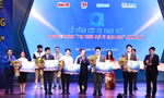 Các đại biểu trao giải cho 5 công trình tiêu biểu nhất chương trình Tri thức trẻ vì giáo dục năm 2021