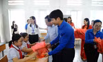Anh Nguyễn Ngọc Lương, Bí thư T.Ư Đoàn, Chủ tịch T.Ư Hội LHTN Việt Nam tặng quà cho các em thiếu nhi tại lễ ra quân Chiến dịch Thanh niên tình nguyện hè năm 2022 của Thành Đoàn Hà Nội