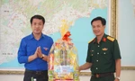 Anh Ngô Văn Cương, Bí thư T.Ư Đoàn tặng quà cho Ban Chỉ huy quân sự Huyện đảo Phú Quý.