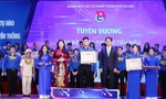 Anh Ngô Văn Cương, Bí thư T.Ư Đoàn (bên phải) trao tặng phần thưởng cho cán bộ Đoàn Thủ đô tiêu biểu 2021