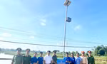 Các đại biểu trao biển ra mắt công trình “Hệ thống cảnh báo đuối nước bằng năng lượng mặt trời” 