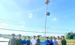 Các đại biểu trao biển ra mắt công trình “Hệ thống cảnh báo đuối nước bằng năng lượng mặt trời” 