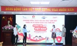 Đại diện Ban tổ chức và các em thiếu nhi nhấn nút khởi động ngày hội sắc màu năm 2021 - cuộc thi vẽ tranh chủ đề "Vững tin Việt Nam". Ảnh: Lâm Đăng Hải