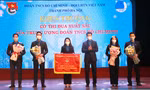 Bí thư T.Ư Đoàn Ngô Văn Cương tặng cờ thi đua cho Thành Đoàn Hà Nội