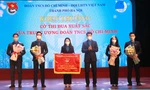 Bí thư T.Ư Đoàn Ngô Văn Cương tặng cờ thi đua cho Thành Đoàn Hà Nội