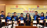 Bà Ngô Thị Minh, Thứ trưởng Bộ GD&ĐT trao tặng Kỷ niệm chương “Vì sự nghiệp giáo dục” cho cán bộ thuộc các ban, đơn vị T.Ư Đoàn. Ảnh: Bảo Anh