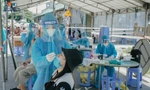 Thanh niên tình nguyện tại Bình Dương lấy mẫu xét nghiệm cho người dân