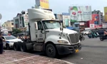 Xe container rơi thùng hàng giữa ngã 6 ở TPHCM, khiến giao thông rối loạn