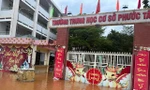 Bơi xuồng trong sân trường ở TP Biên Hòa, hàng ngàn học sinh phải nghỉ học