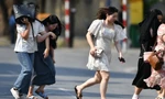 Cảnh trốn chạy nắng nóng 40 độ trên phố đi bộ hồ Gươm ngày đầu nghỉ lễ