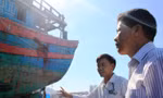 Ông Chánh khảo sát hiện trạng vết tích hư hại, cú đâm chí mạng của tàu cá Trung Quốc khiến tàu ĐNa 90152TS bị lật úp. Ảnh: Nguyễn Huy