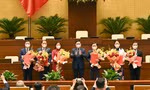 Chủ tịch Quốc hội Vương Đình Huệ trao nghị quyết cho Nhóm đại biểu Quốc hội trẻ. Ảnh Như Ý