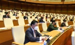 Các đại biểu ấn nút thông qua dự thảo Nghị quyết. Ảnh Như Ý