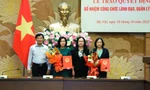 Trao quyết định bổ nhiệm hai nữ phó vụ trưởng Văn phòng Quốc hội