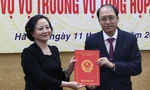 Bộ trưởng Nội vụ Phạm Thị Thanh Trà trao quyết định bổ nhiệm chức danh Vụ trưởng Vụ Tổng hợp cho ông Nguyễn Văn Thủy
