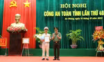 Thứ trưởng Lương Tam Quang trao Quyết định bổ nhiệm Đại tá Bùi Tấn Ân giữ chức Phó Giám đốc Công an tỉnh An Giang. 