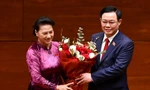 Ông Vương Đình Huệ tặng hoa bà Nguyễn Thị Kim Ngân. Ảnh Như Ý