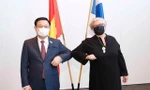 Chủ tịch Quốc hội Phần Lan Anu Vehvilainen chào đón Chủ tịch Quốc hội Vương Đình Huệ