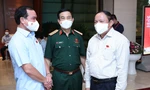 Các đại biểu Quốc hội trao đổi bên lề kỳ họp. Ảnh Như Ý
