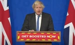 Thủ tướng Anh trong buổi họp báo về COVID-19 gần nhất cùng khẩu hiệu "Tiêm nhắc lại ngay bây giờ". Ảnh: BBC